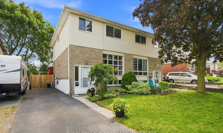 352 Vancouver Crescent