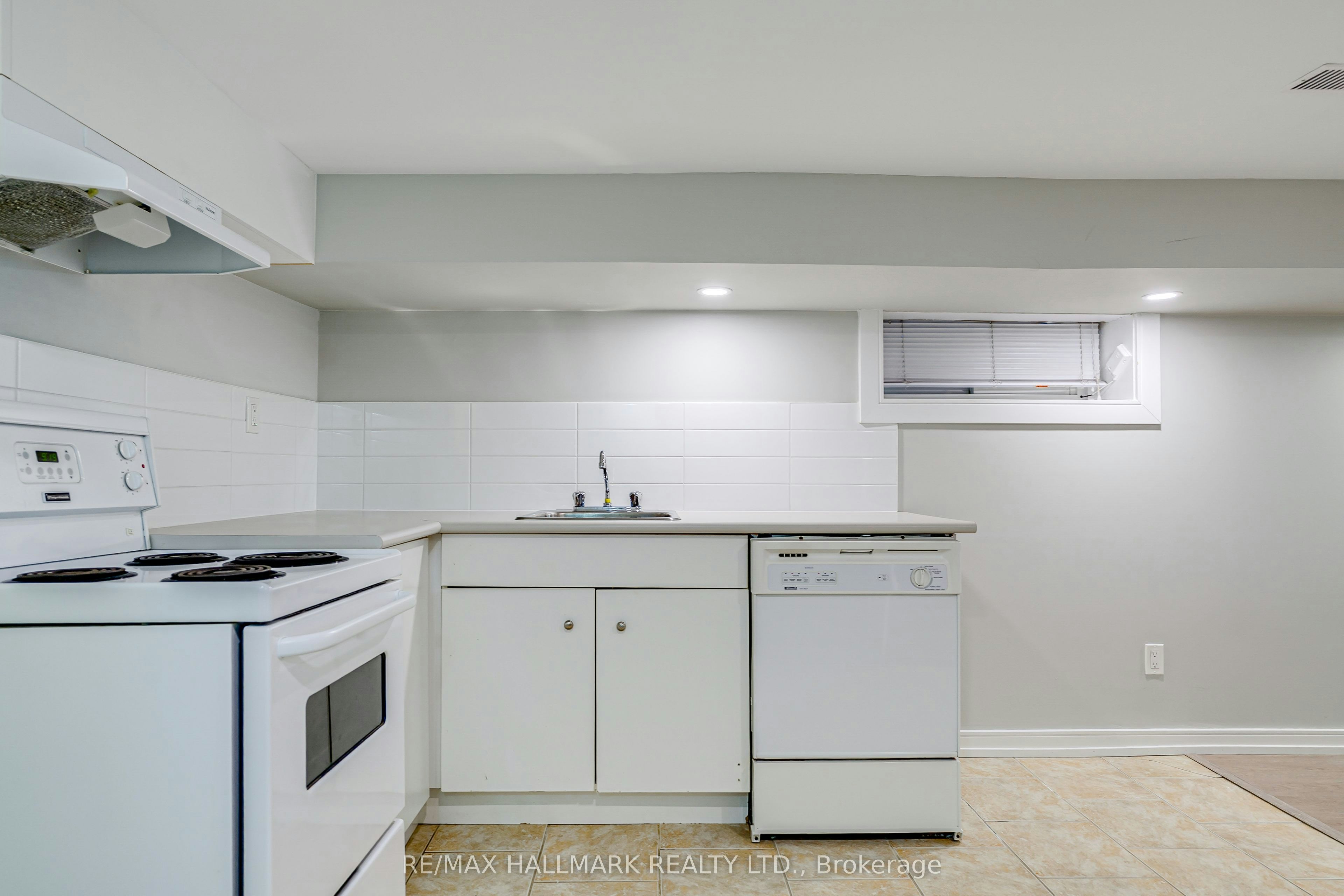 Lower-115 Rainsford Road, Toronto, ON, M4L 3N8 - 7