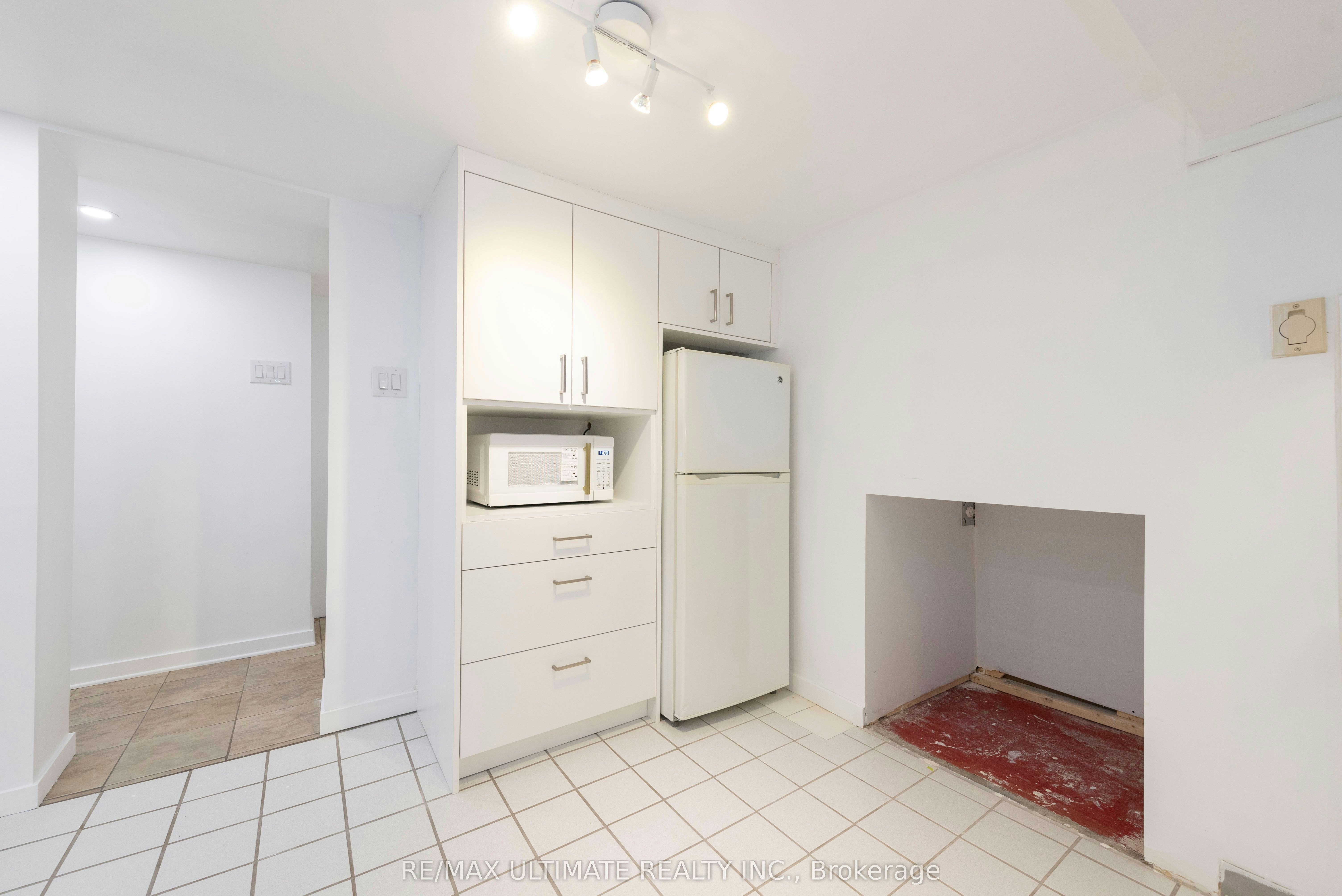 7 Joanith Lower Drive, Toronto, ON, M4B 1S6 - 16