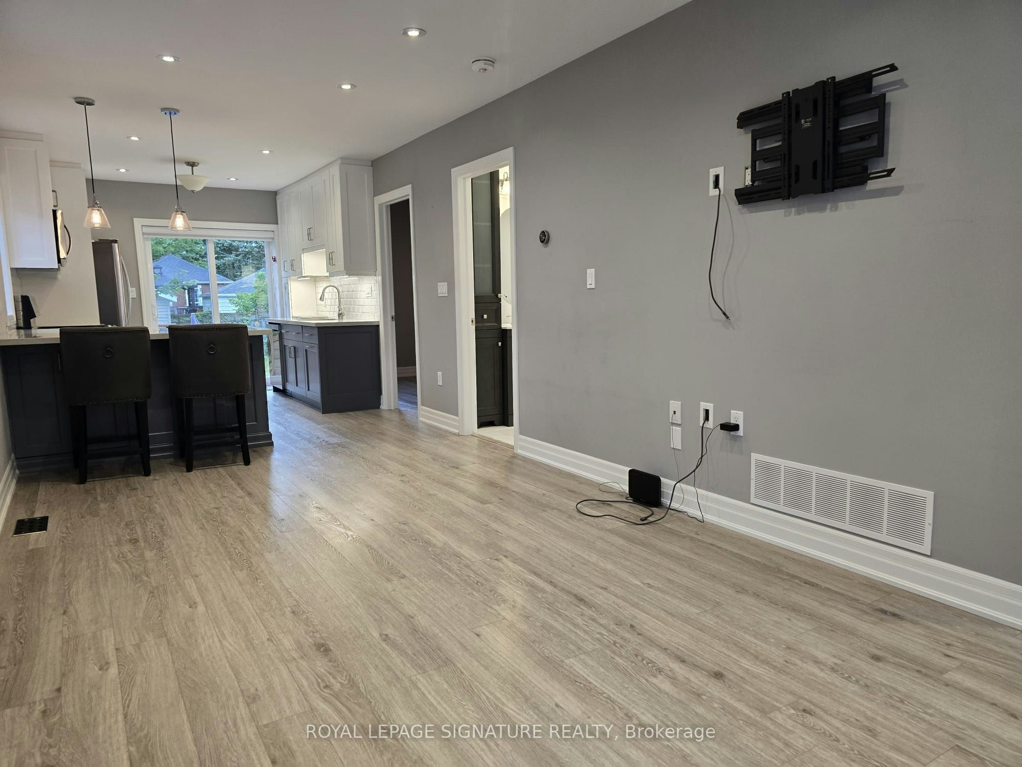 Upper-141 Phillip Avenue, Toronto, ON, M1N 3R6 - 6