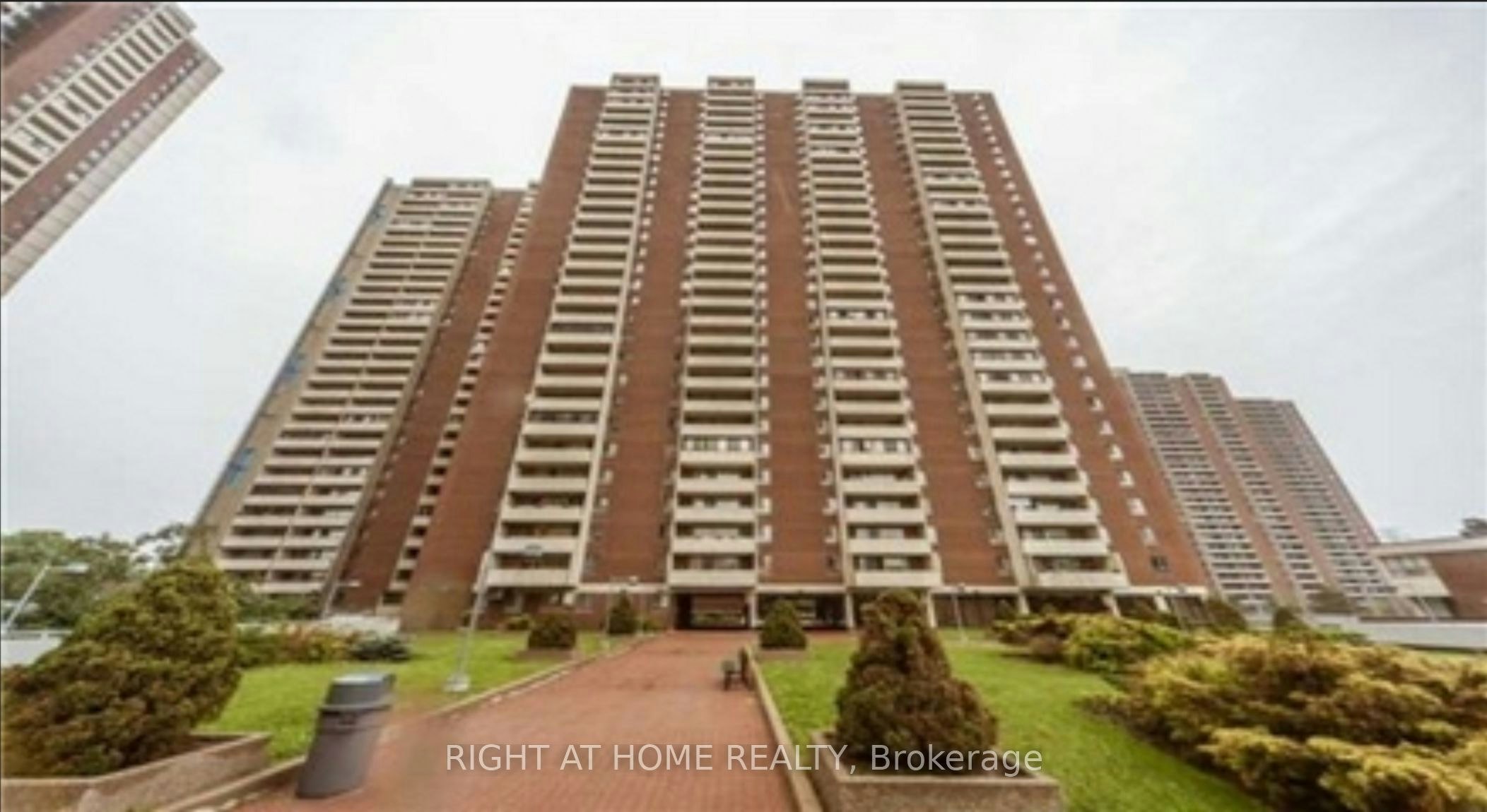 2819-1 Massey Square, Toronto, ON, M4C 5L4