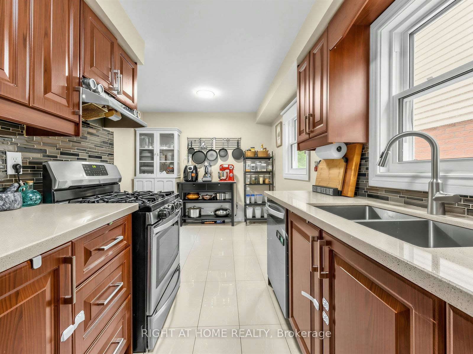 1663 Tawnberry Street, Pickering, ON, L1X 2C4 - 9