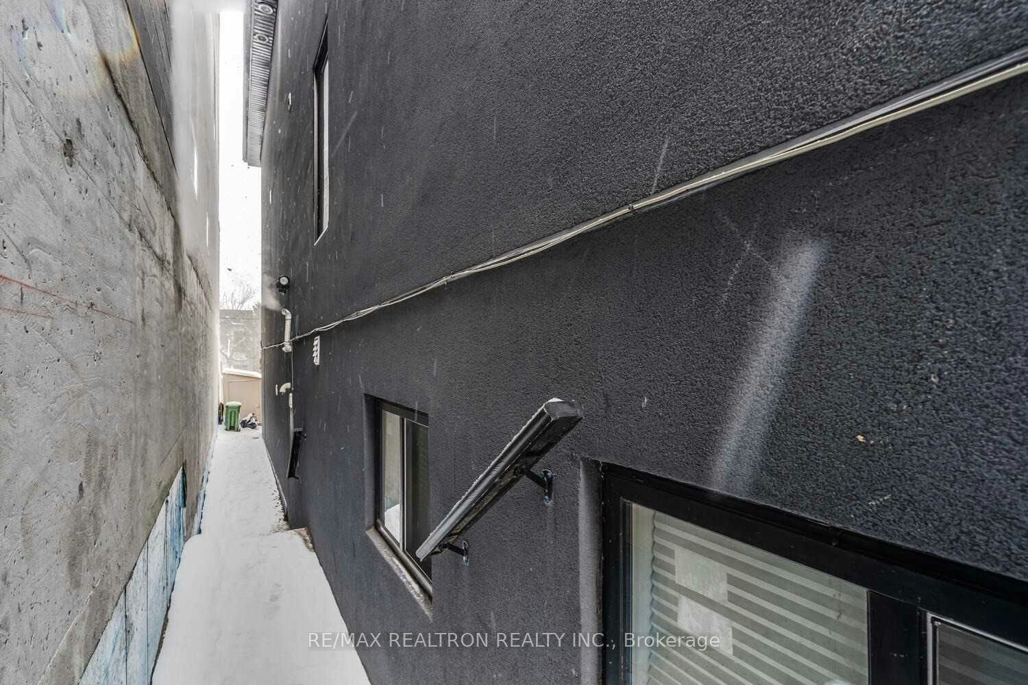 Lower-1319 Gerrard Street E, Toronto, ON, M4L 1Y8 - 25