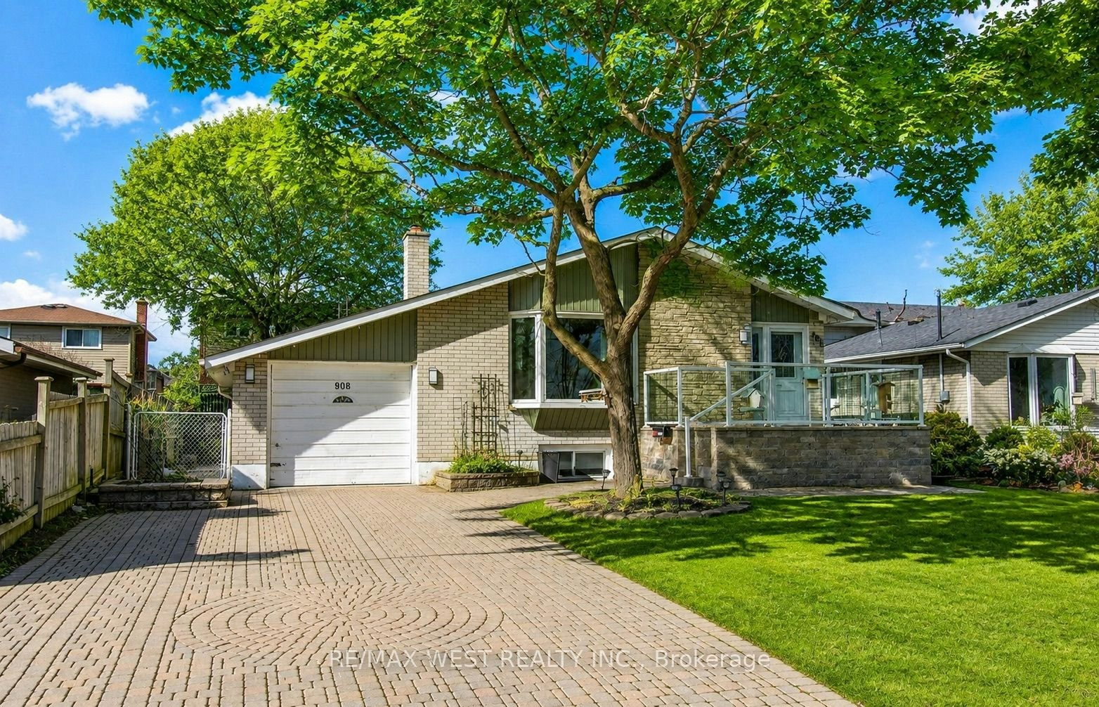 908 Lynx Avenue, Pickering, ON, L1W 2K7