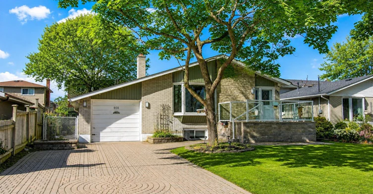 908 Lynx Avenue, Pickering, ON, L1W 2K7
