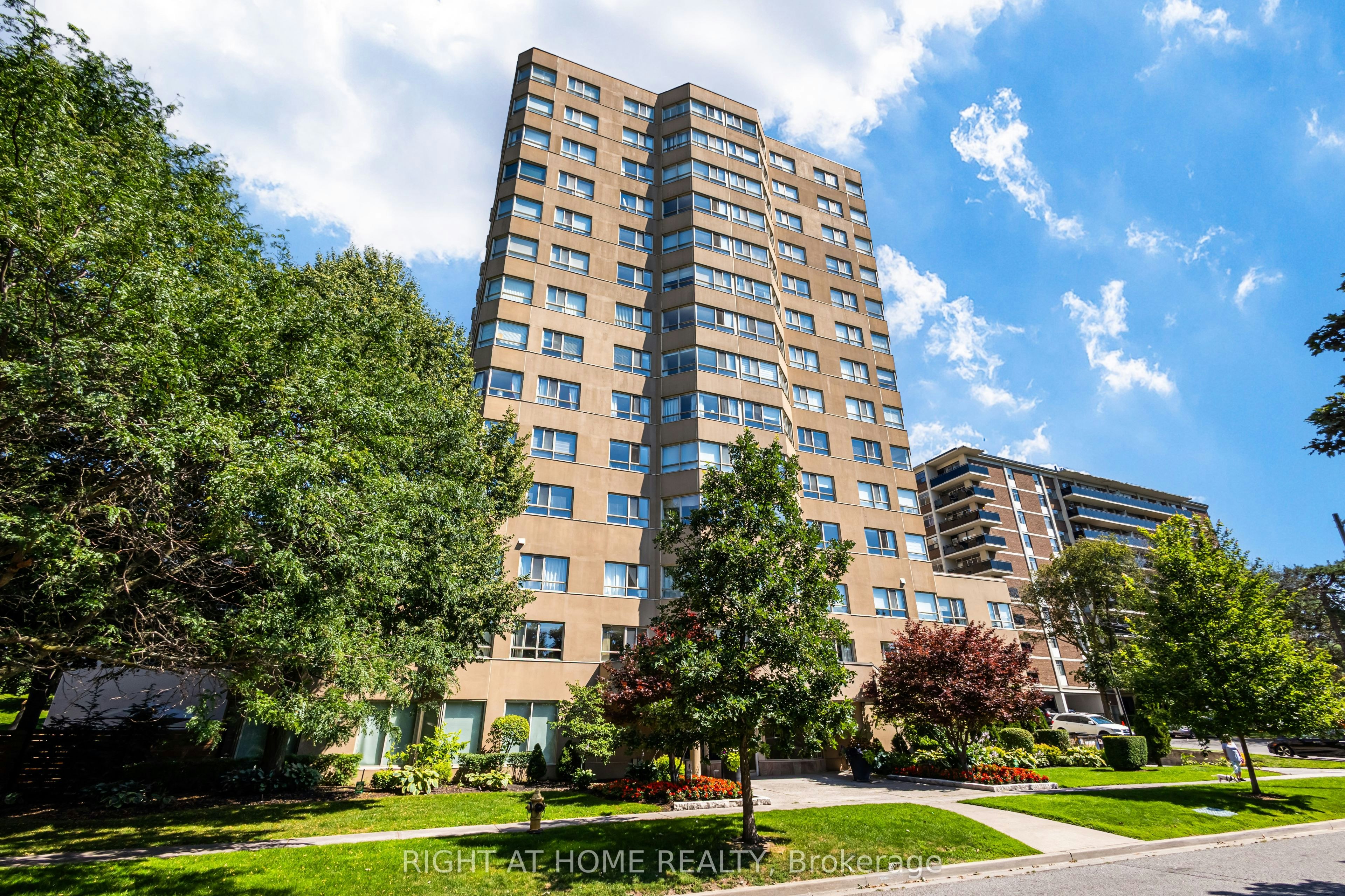 912-4 Park Vista Drive, Toronto, ON, M4B 3M8
