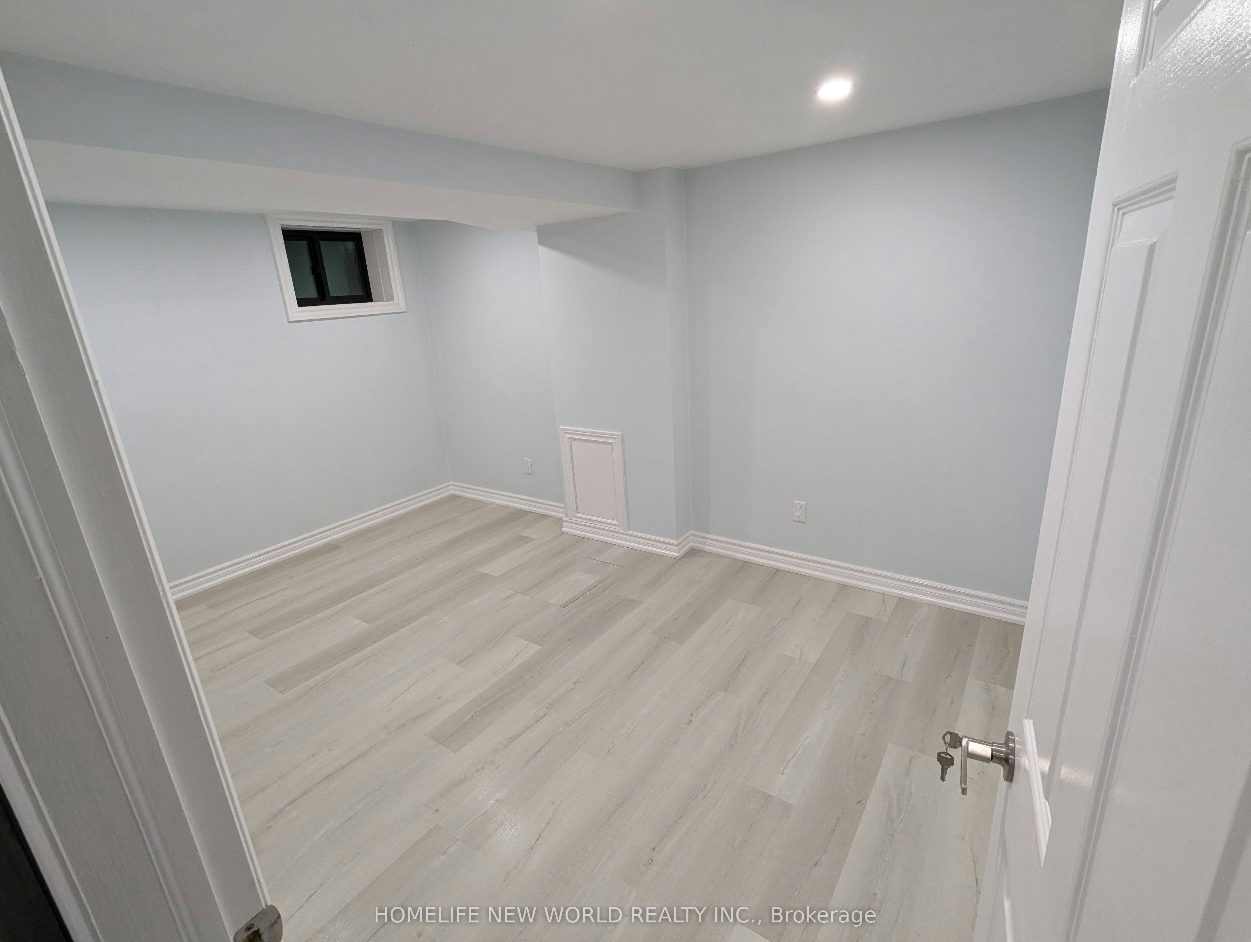 Lower-90 Oakvale Avenue, Toronto, ON, M4J 1J1 - 6