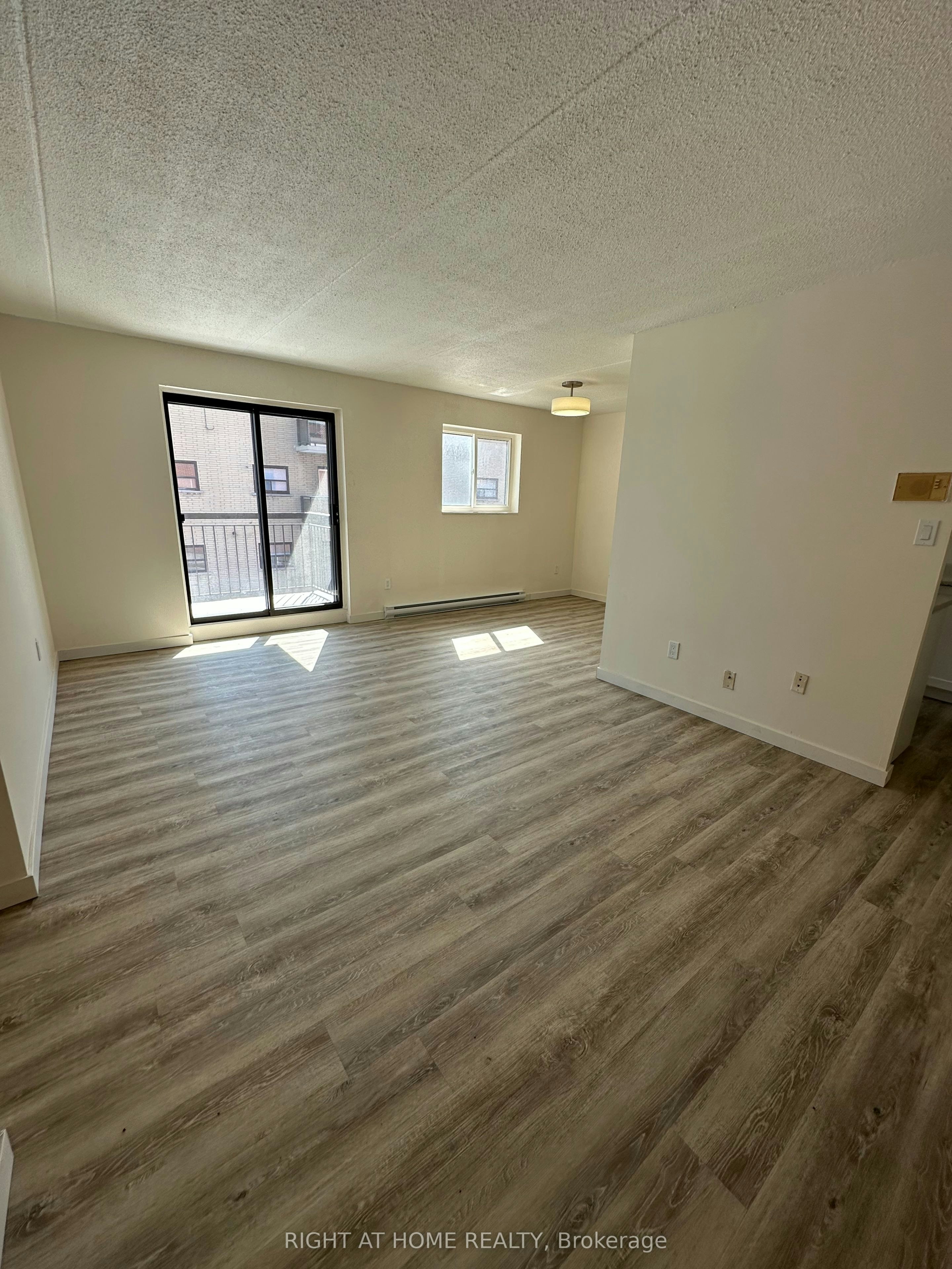 201-555 Oxford Street, Oshawa, ON, L1J 3V5