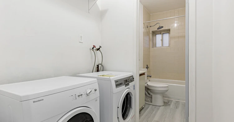4-996 Queen Street E, Toronto, ON, M4M 1K1 - 12