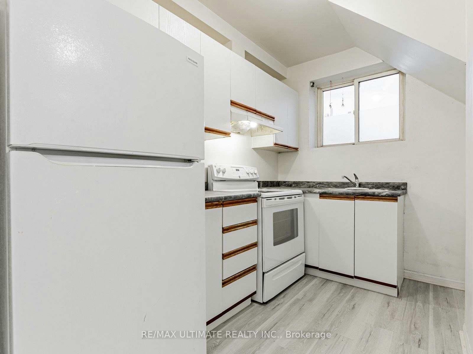4-996 Queen Street E, Toronto, ON, M4M 1K1 - 11