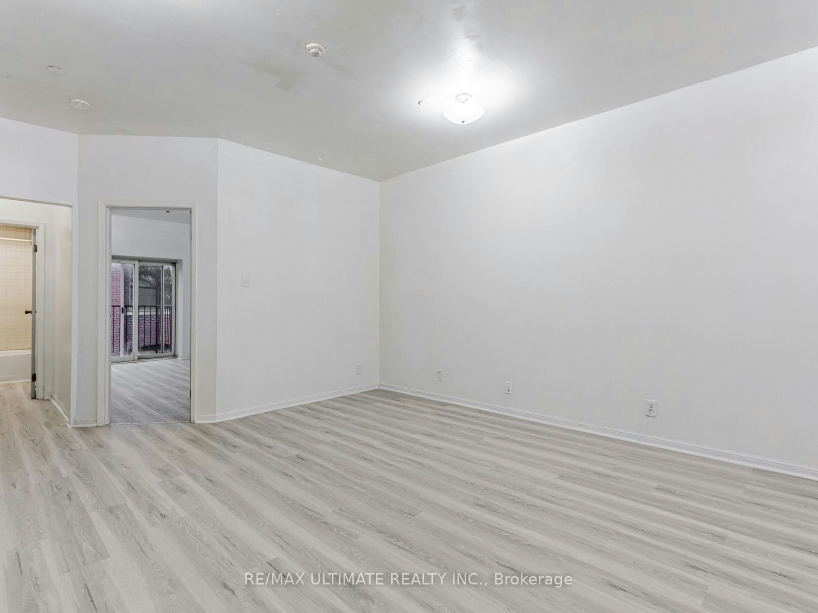 4-996 Queen Street E, Toronto, ON, M4M 1K1 - 9