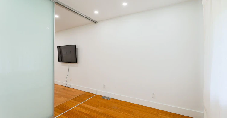 Main-2159 Gerrard Street E, Toronto, ON, M4E 2C4 - 10