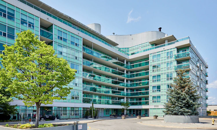 Penthouse 702-60 Fairfax Crescent