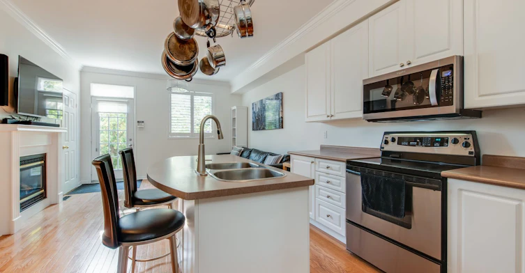 15 Whistle Post Street, Toronto, ON, M4E 3W7 - 9