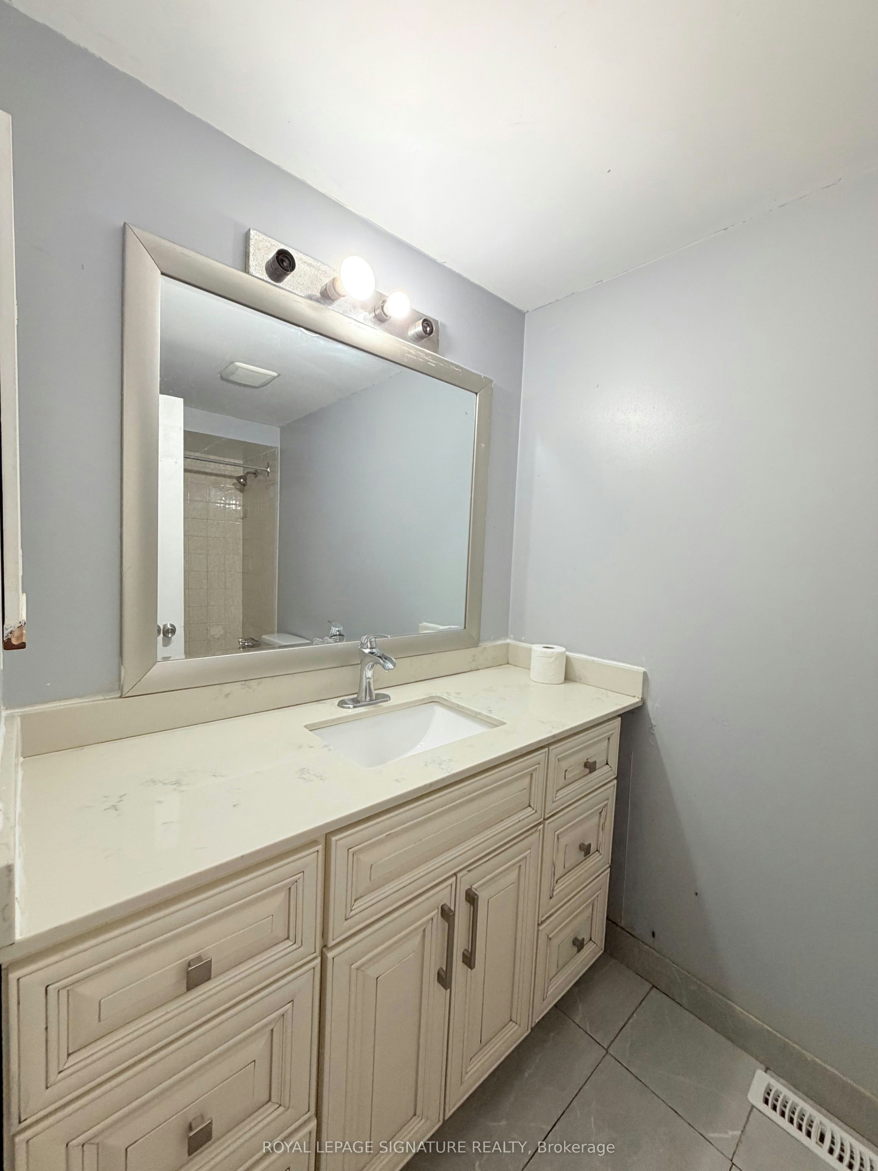 Main and Upper-41 Broadbridge Drive, Toronto, ON, M1C 3K5 - 31