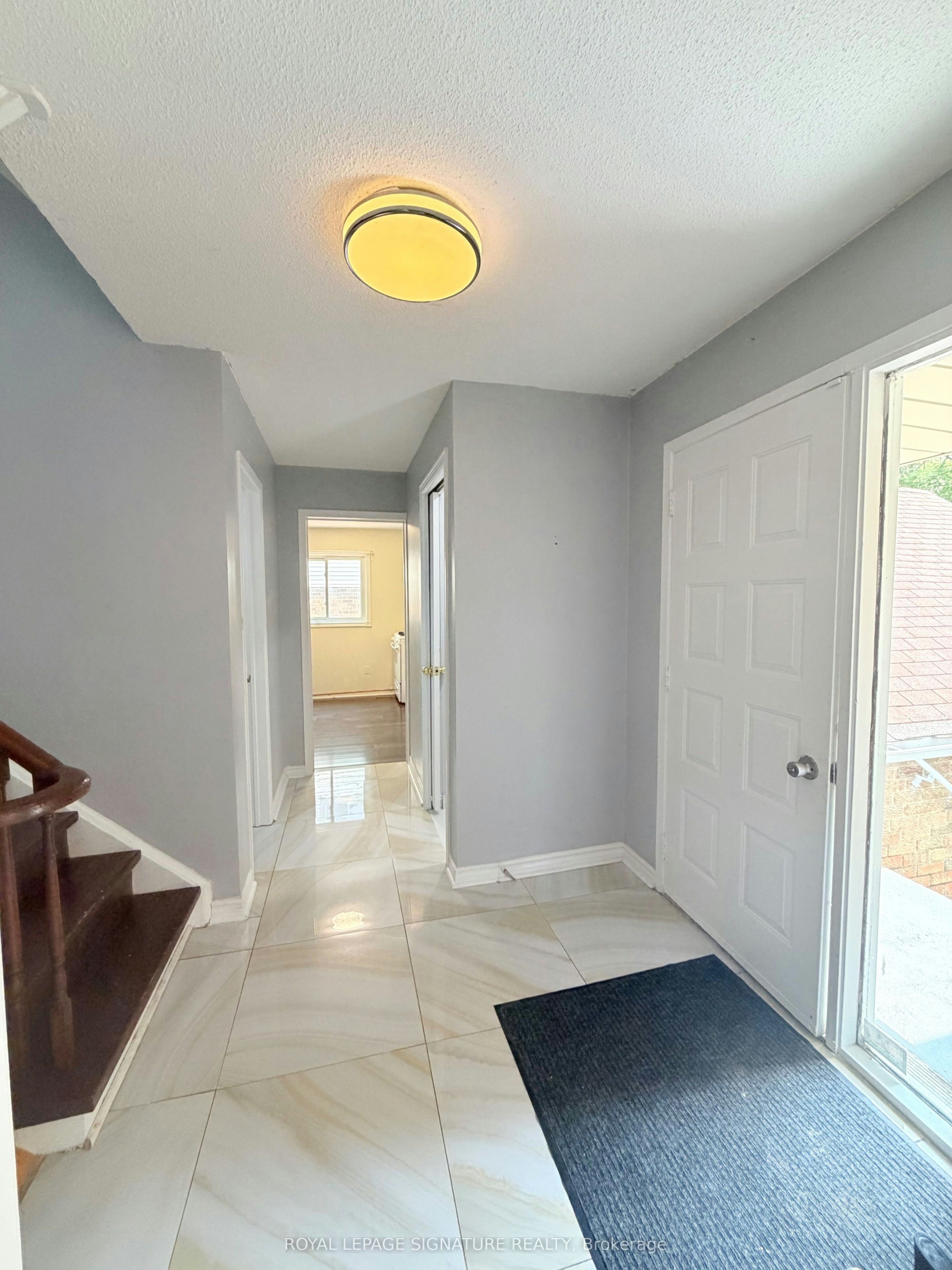 Main and Upper-41 Broadbridge Drive, Toronto, ON, M1C 3K5 - 3