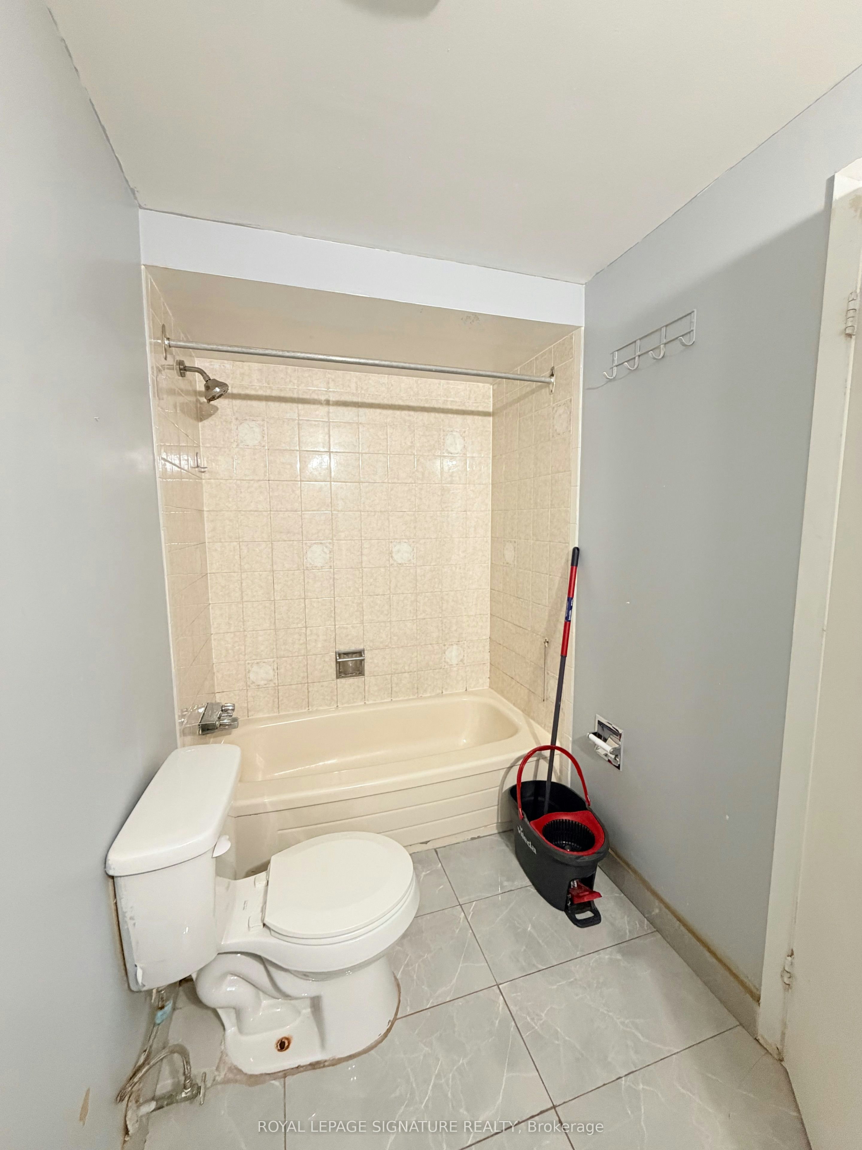 Main and Upper-41 Broadbridge Drive, Toronto, ON, M1C 3K5 - 30