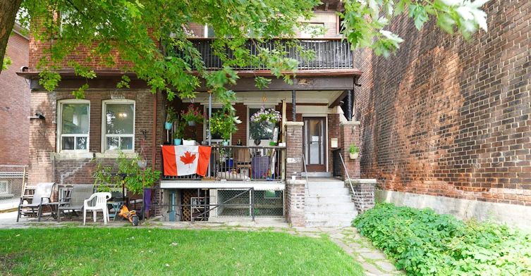 3-1432 Queen Street E, Toronto, ON, M4L 1E1