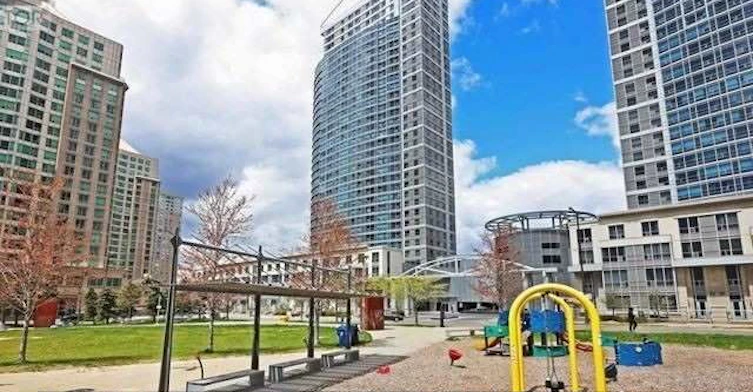 Th108-36 Lee Centre Drive, Toronto, ON, M1H 3K2 - 2