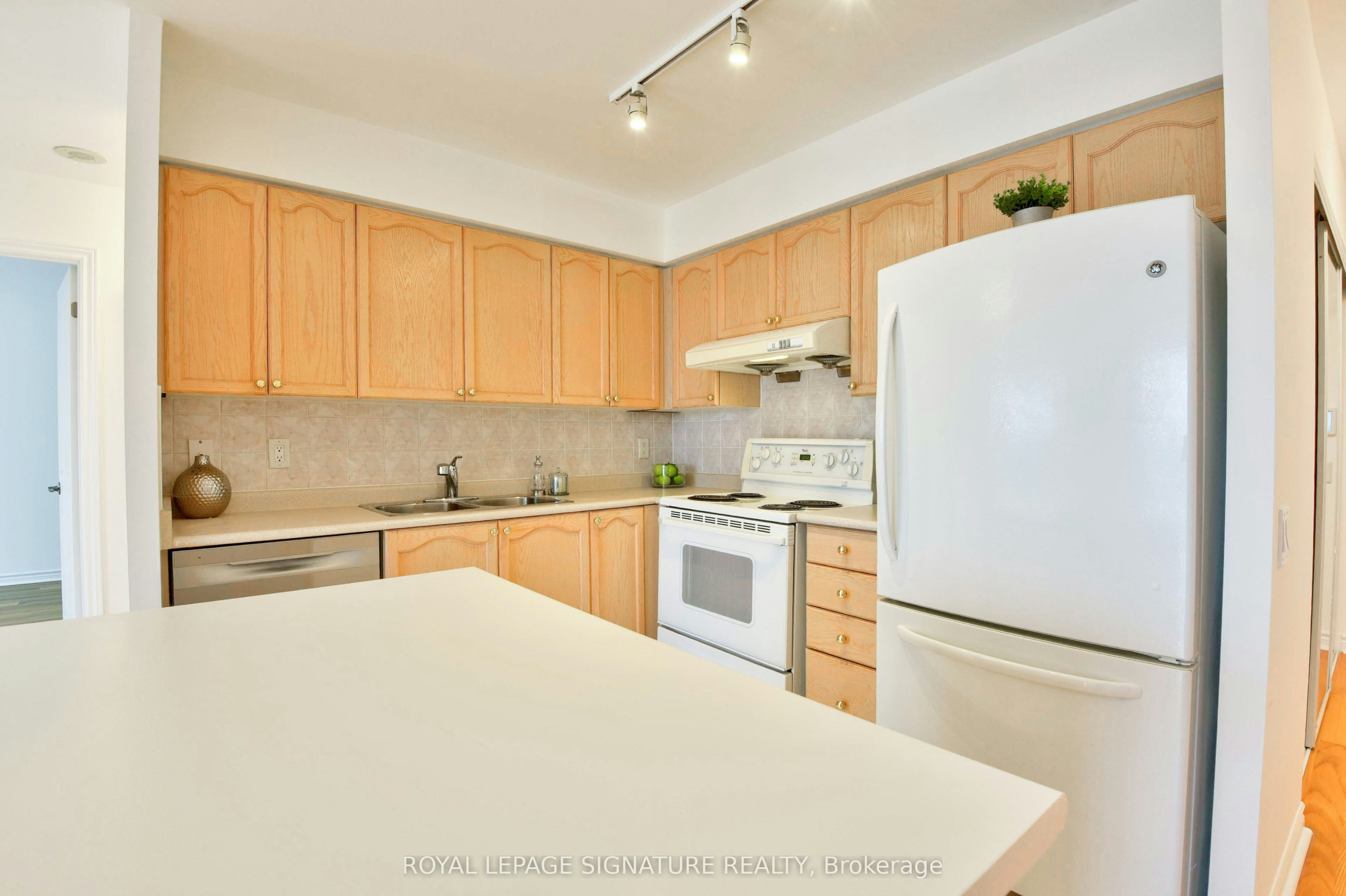 705-8 Mondeo Drive, Toronto, ON, M1P 5C7 - 12