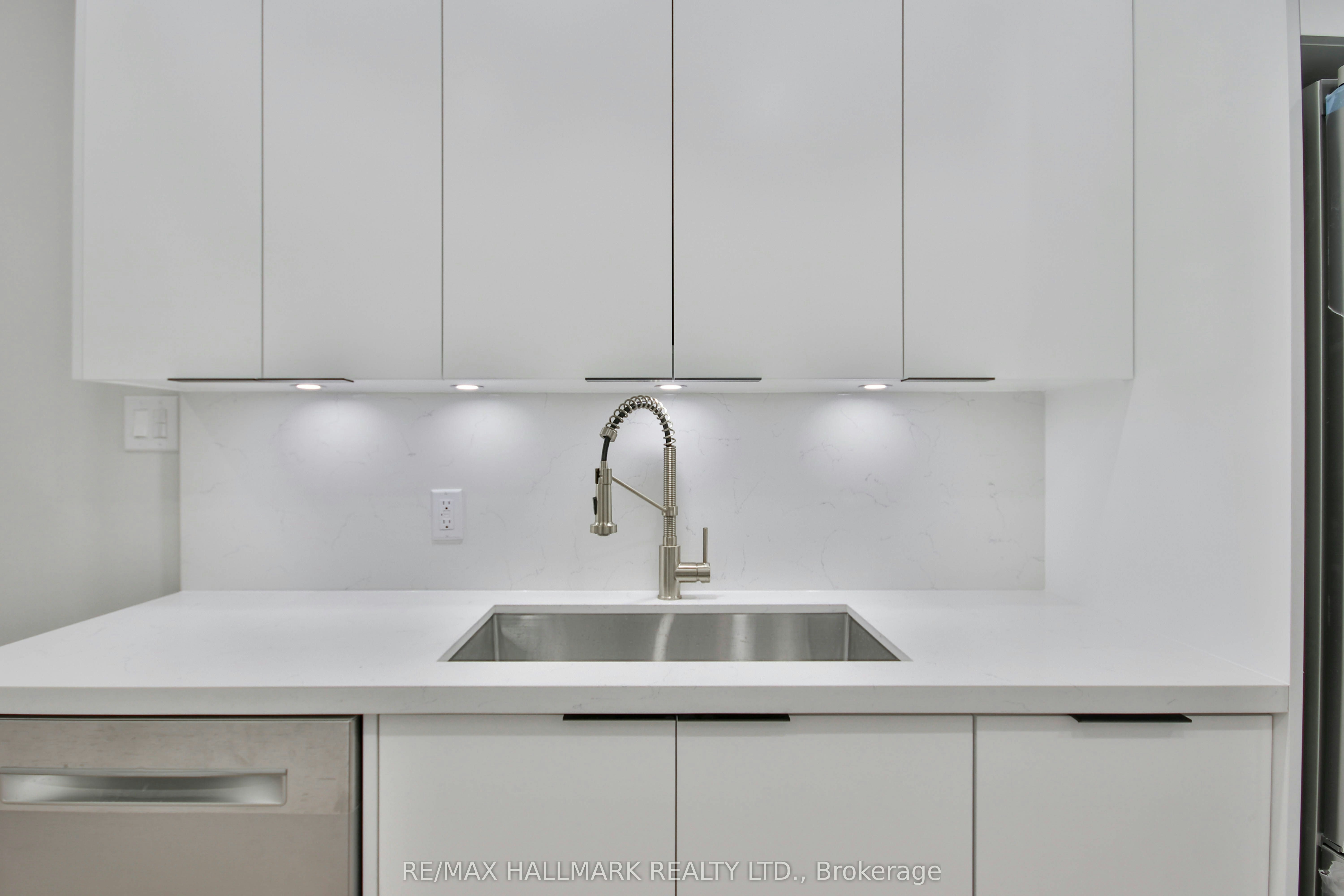 Main Fl-639 Broadview Avenue, Toronto, ON, M4K 2N9 - 18