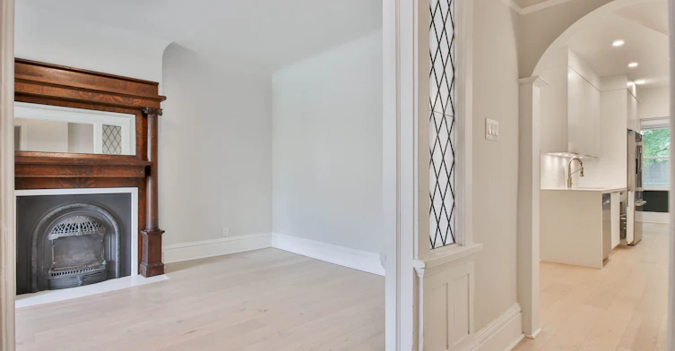 Main Fl-639 Broadview Avenue, Toronto, ON, M4K 2N9 - 6