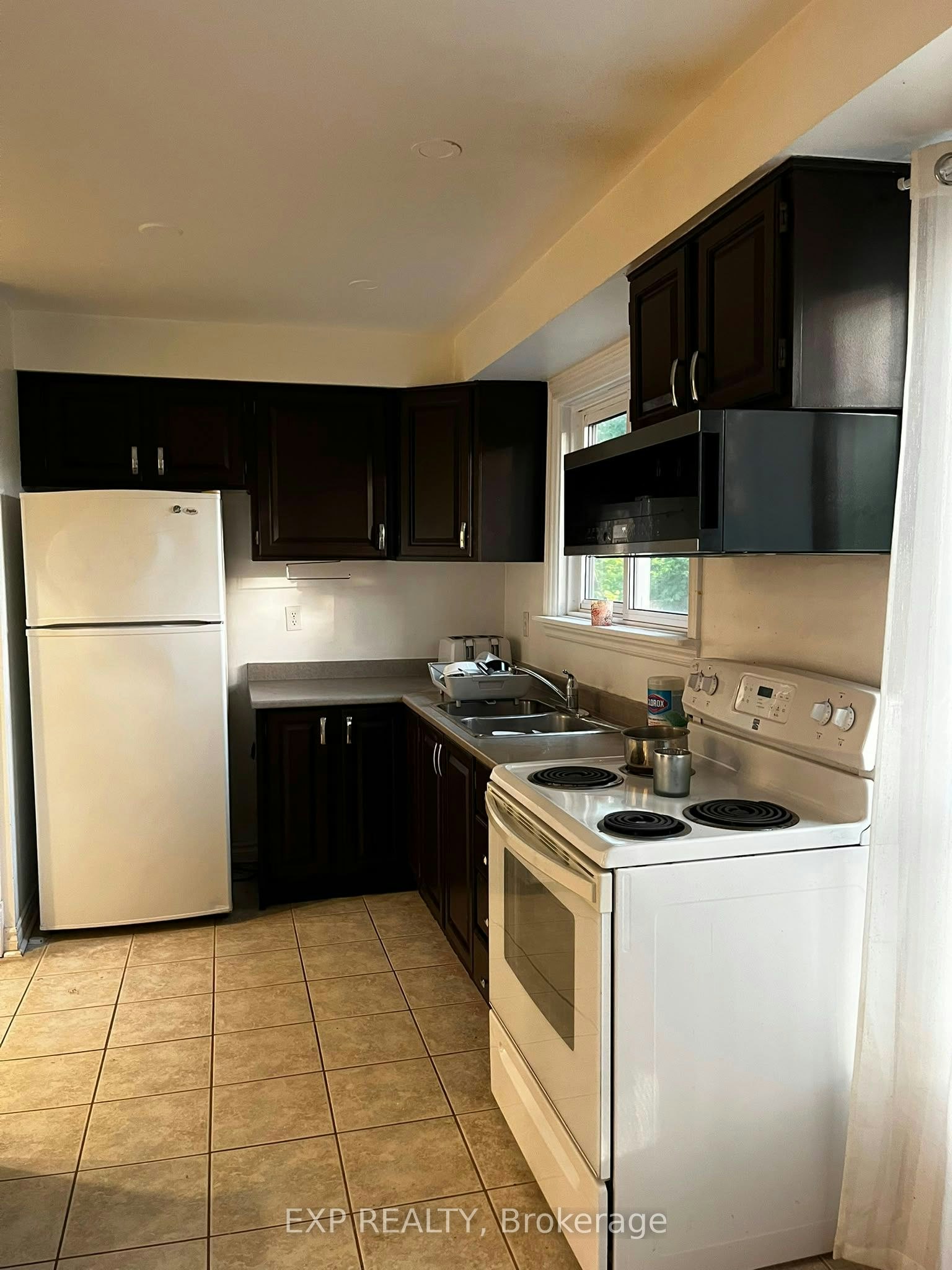 10 - Room C-22 Pearson Street, Oshawa, ON, L1G 7C6 - 3