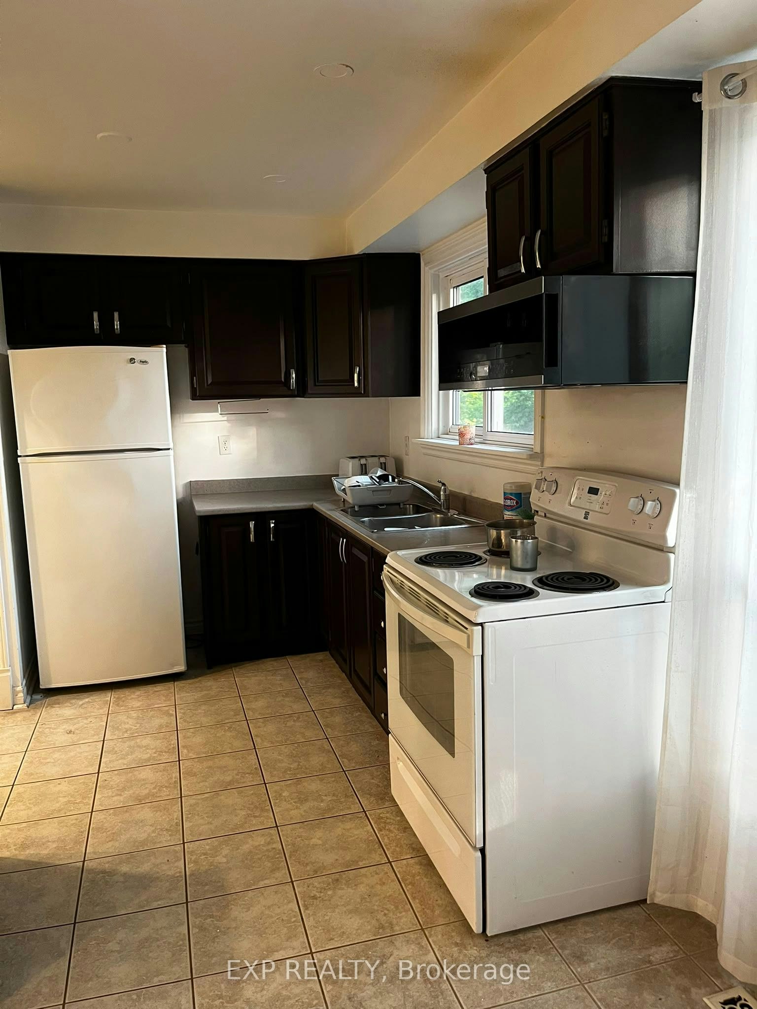 10 - Room C-22 Pearson Street, Oshawa, ON, L1G 7C6 - 4