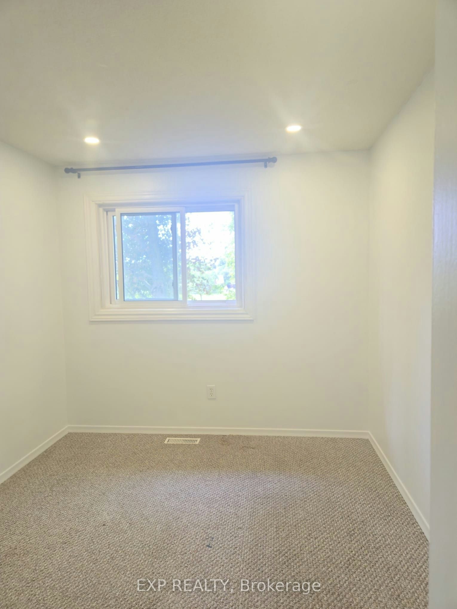 10 - Room C-222 Pearson Street, Oshawa, ON, L1G 7C6 - 2
