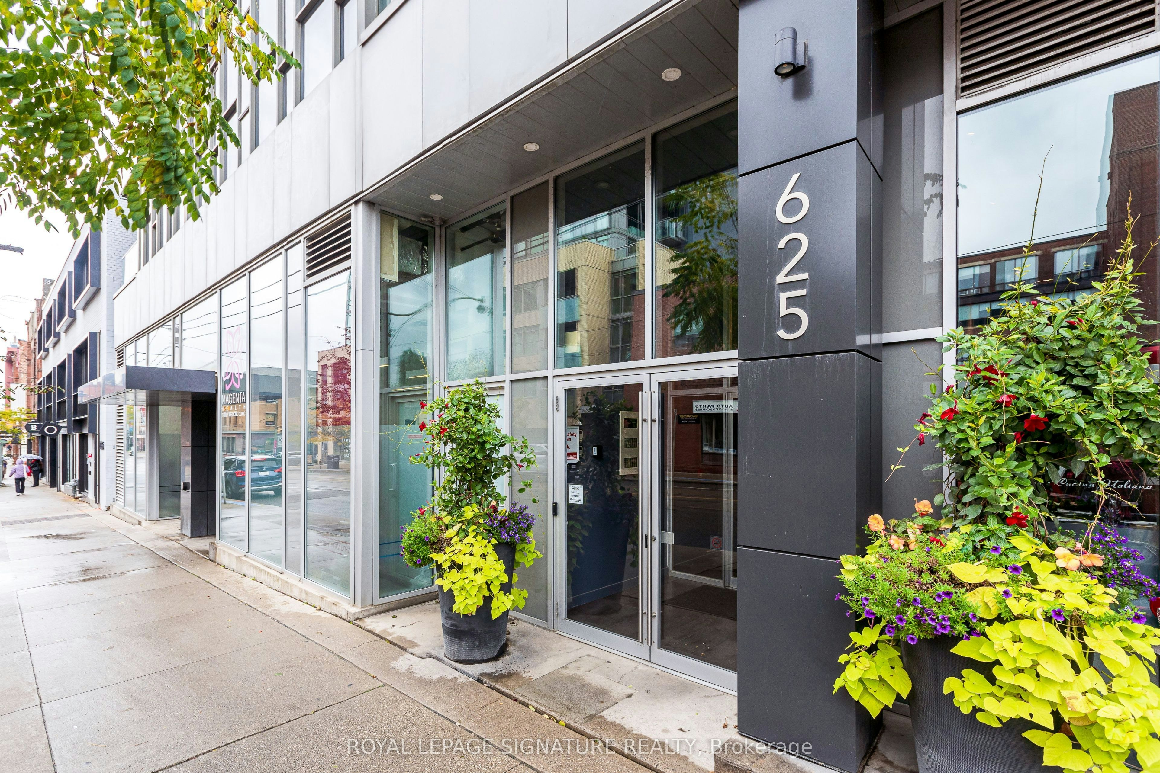 211-625 Queen Street E, Toronto, ON, M4M 1G7