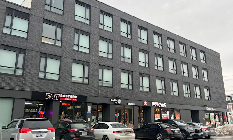 401-1800 Simcoe Street N
