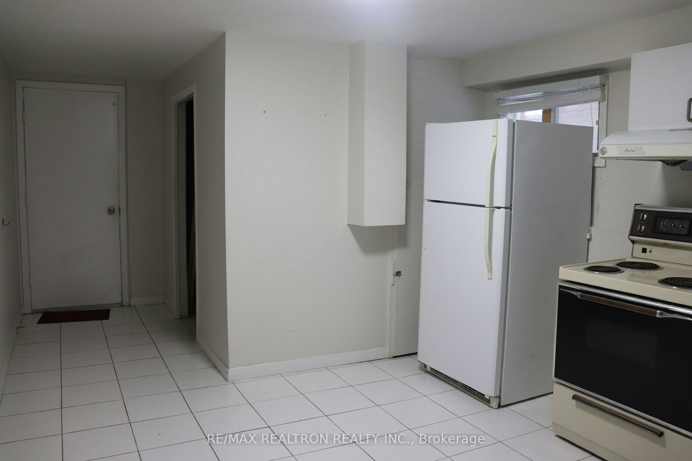122 Copperwood Square, Toronto, ON, M1V 2C1 - 2