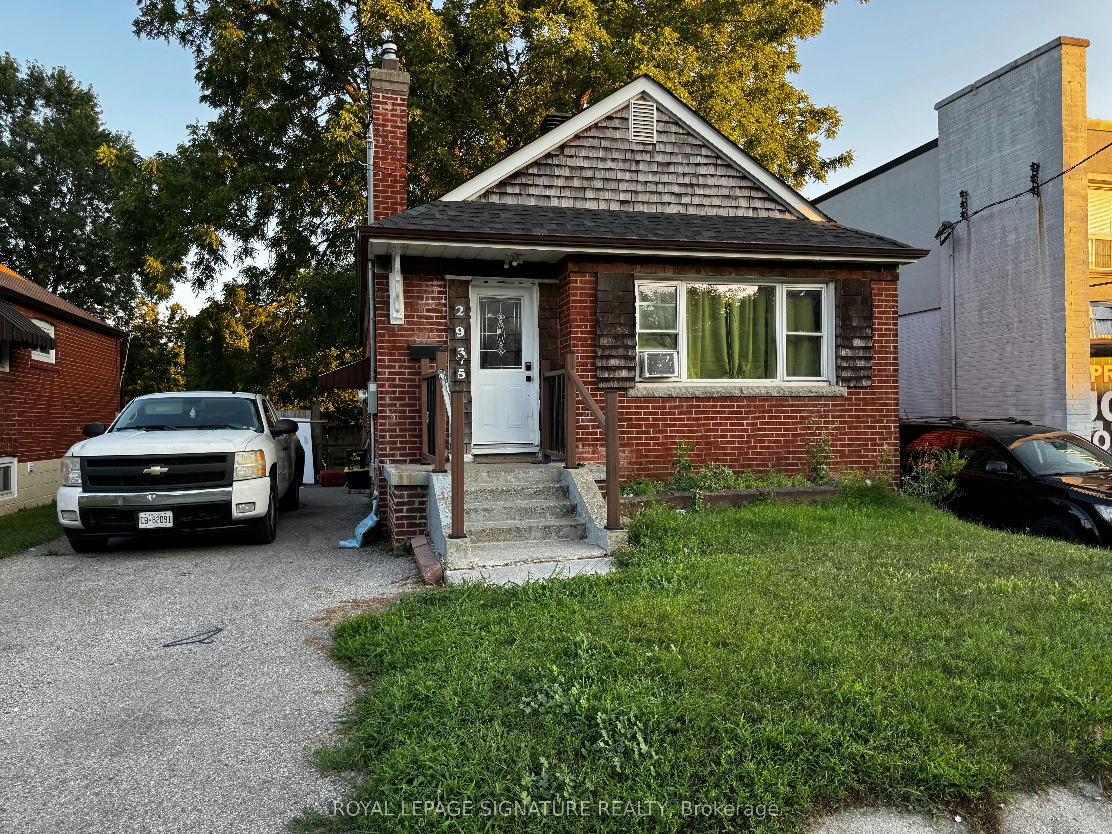2935 St Clair Avenue E, Toronto, ON, M4B 1N9