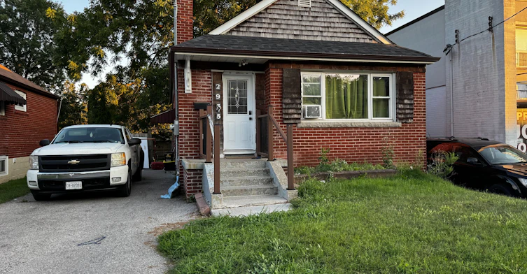 2935 St Clair Avenue E, Toronto, ON, M4B 1N9