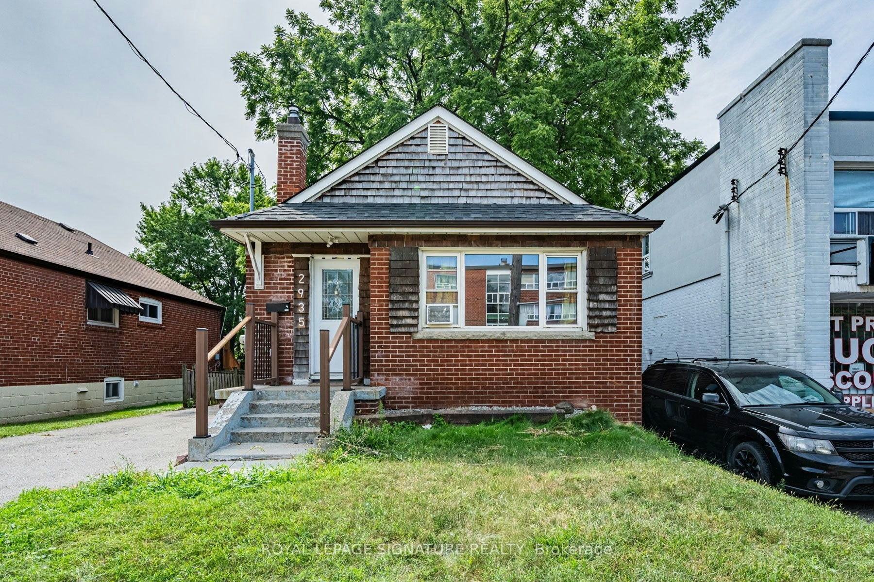 2935 St Clair Avenue E, Toronto, ON, M4B 1N9