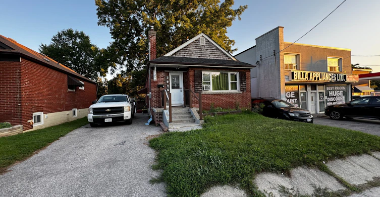 2935 St Clair Avenue E, Toronto, ON, M4B 1N9 - 2
