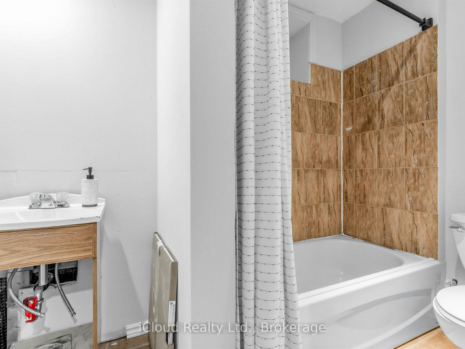 1303 Woodbine Avenue, Toronto, ON, M4C 4E8 - 29