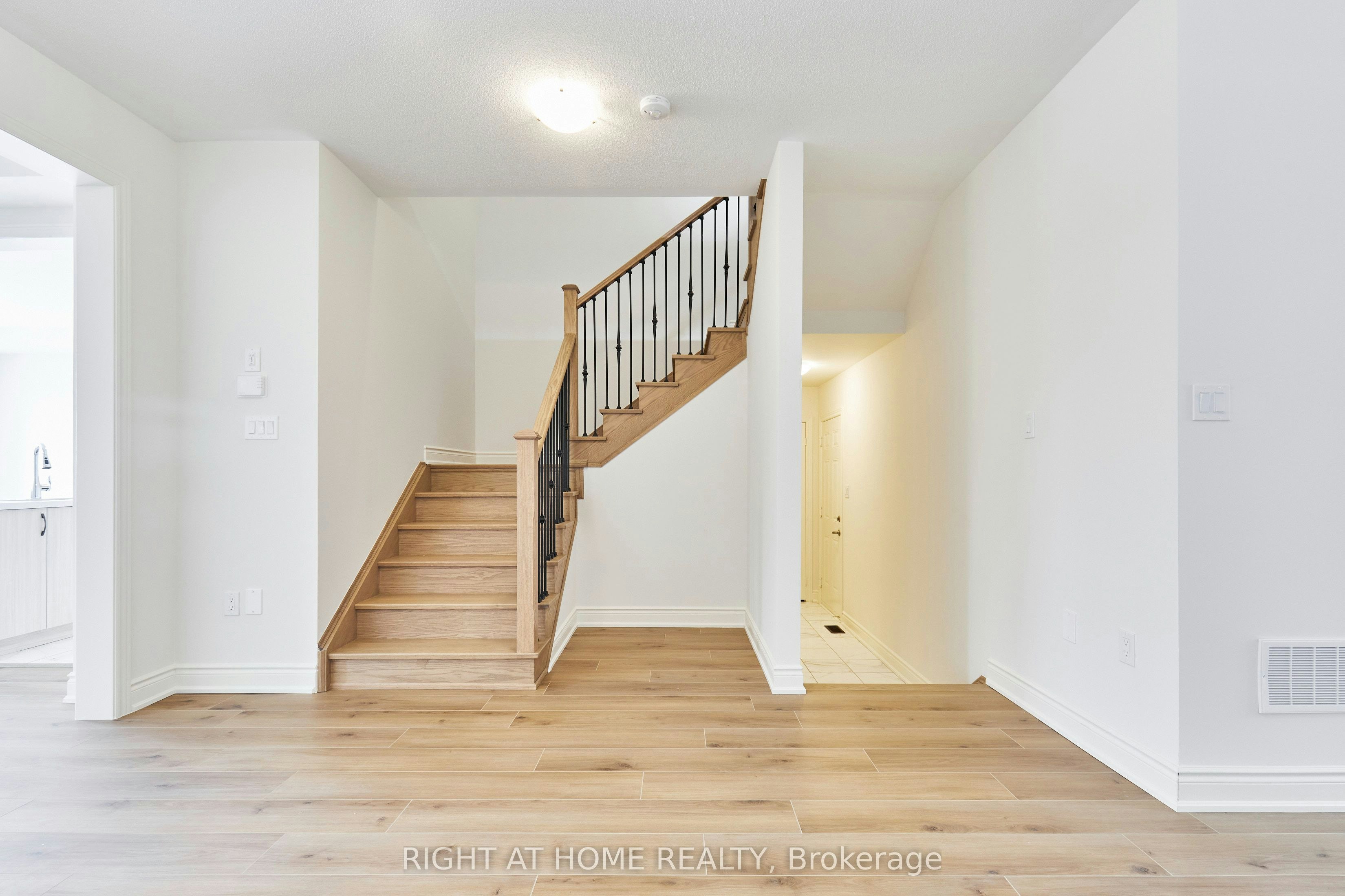 Upper Level-2122 Cayenne Street, Oshawa, ON, L1L 0W8 - 8