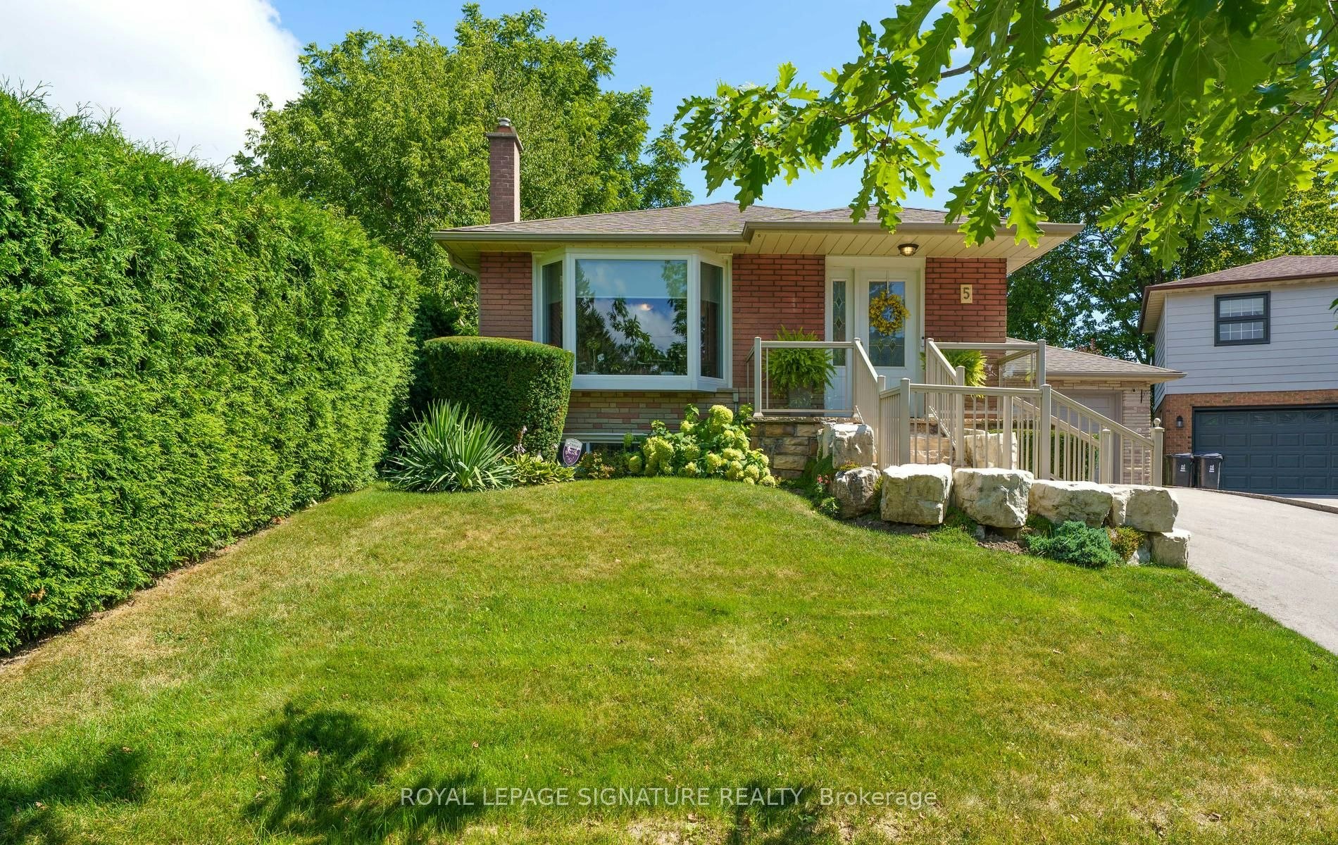 5 Manorwood Road, Toronto, ON, M1P 4G6