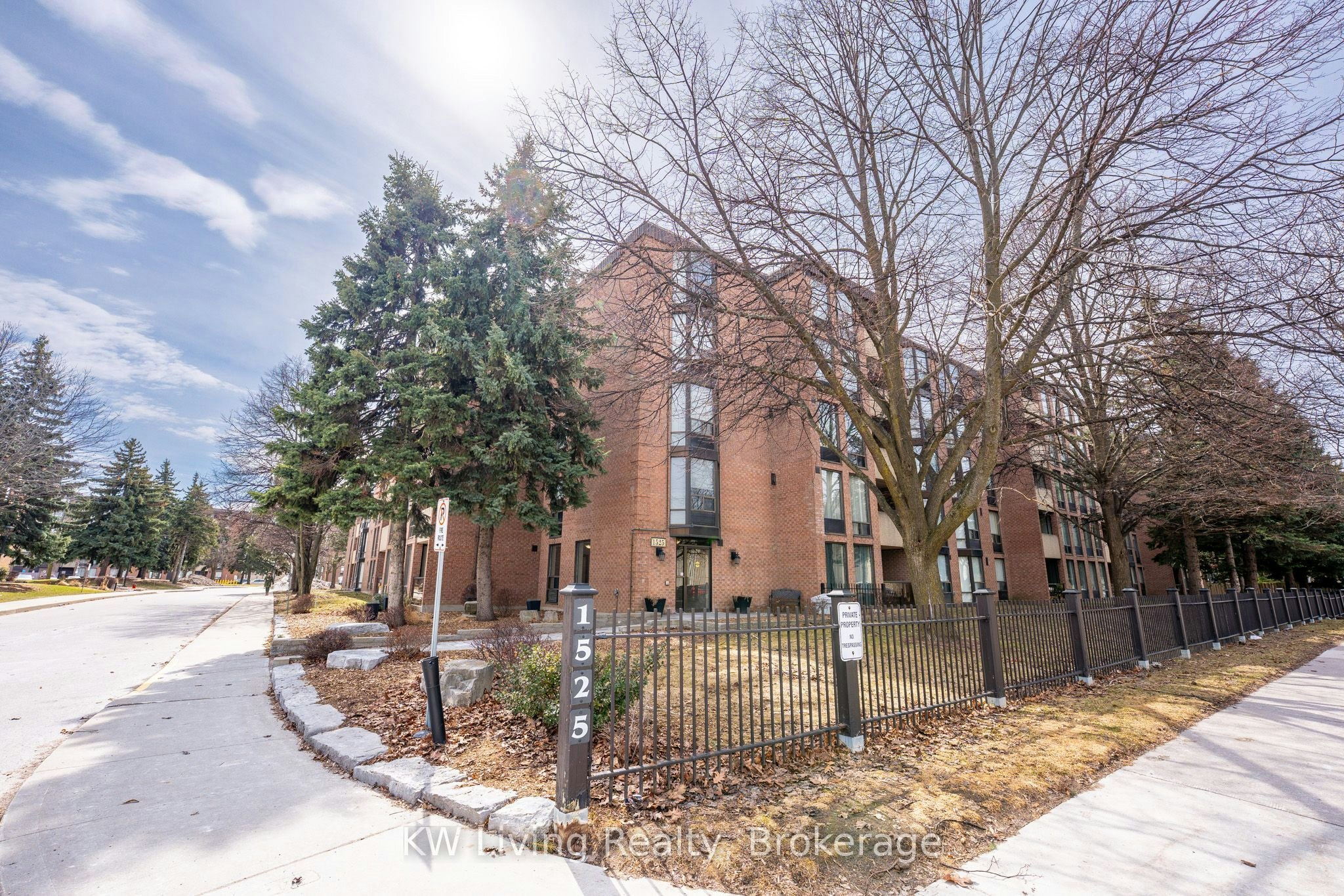 402-1525 Diefenbaker Court, Pickering, ON, L1V 3W1