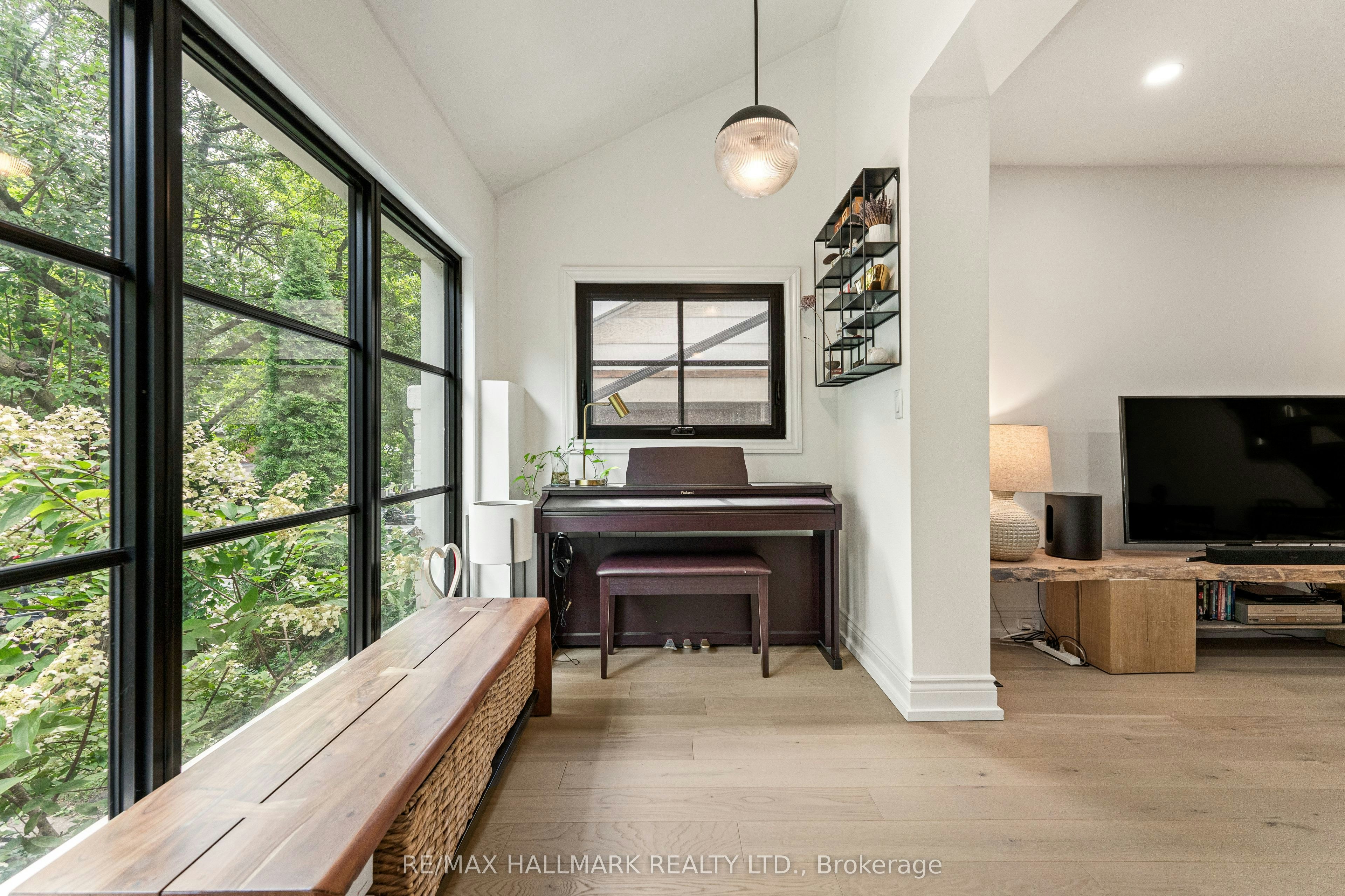 324 Kenilworth Avenue, Toronto, ON, M4L 3S8 - 4