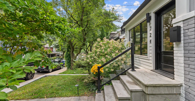 324 Kenilworth Avenue, Toronto, ON, M4L 3S8 - 2