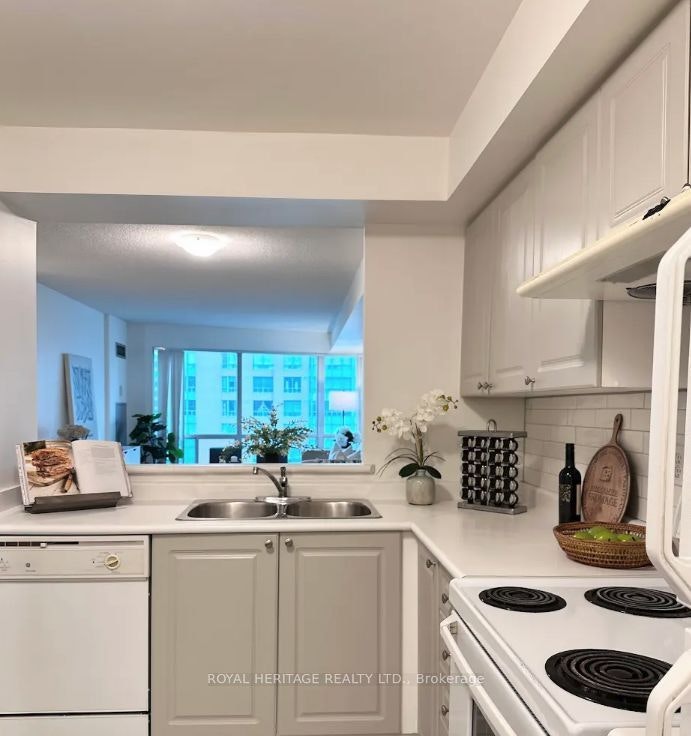 2110-18 Lee Centre Drive, Toronto, ON, M1H 3H5 - 5