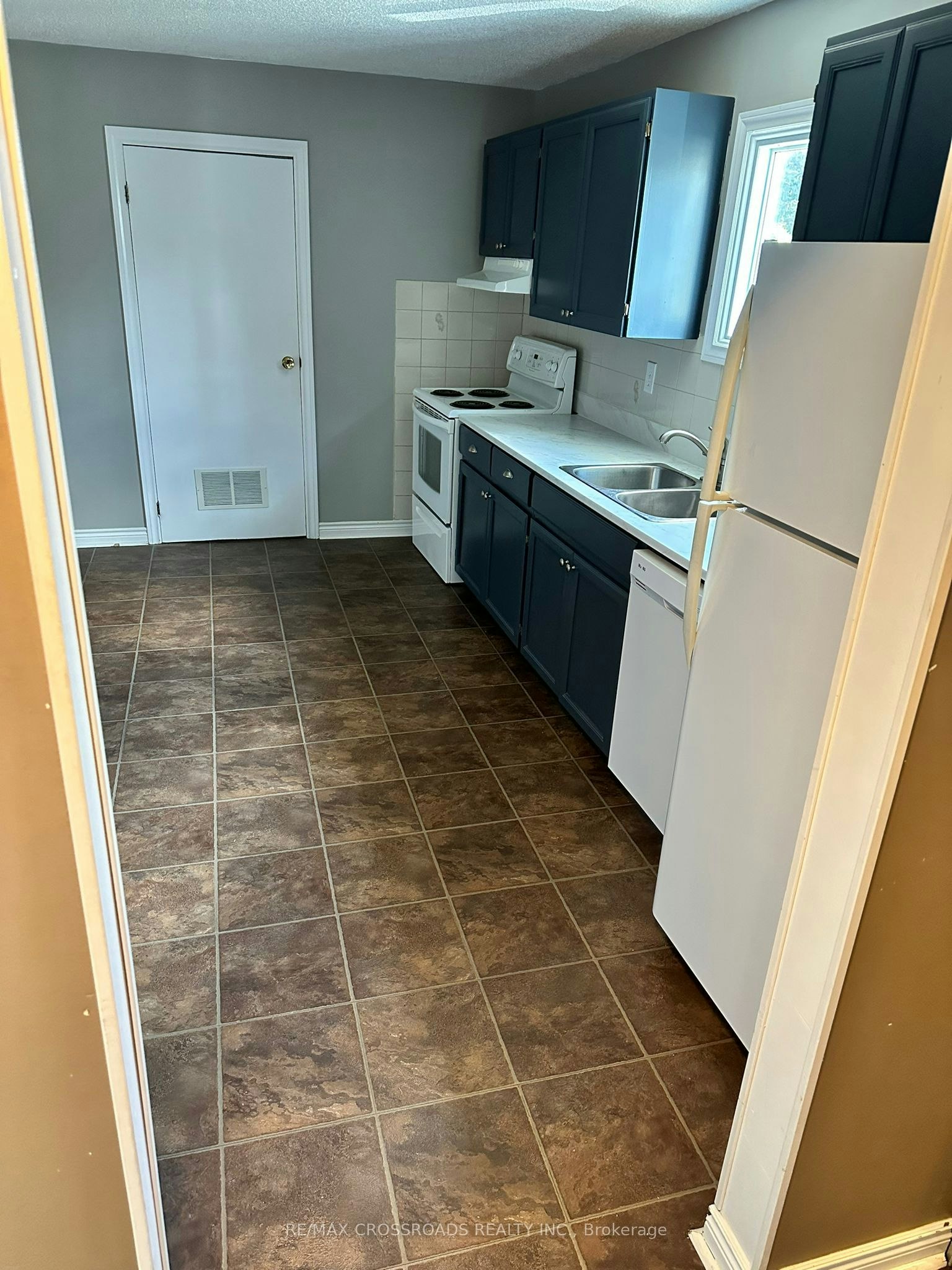 Main-613 Perry Street, Whitby, ON, L1N 4C6 - 2