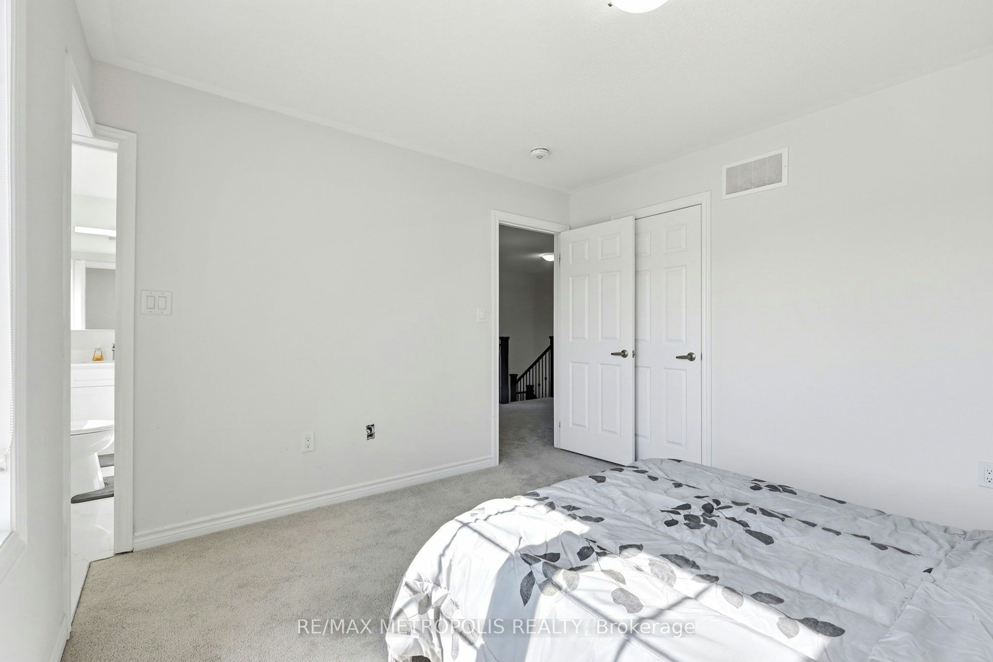 Main & Upper-15 Douglas Kemp Crescent, Clarington, ON, L1C 7E3 - 26