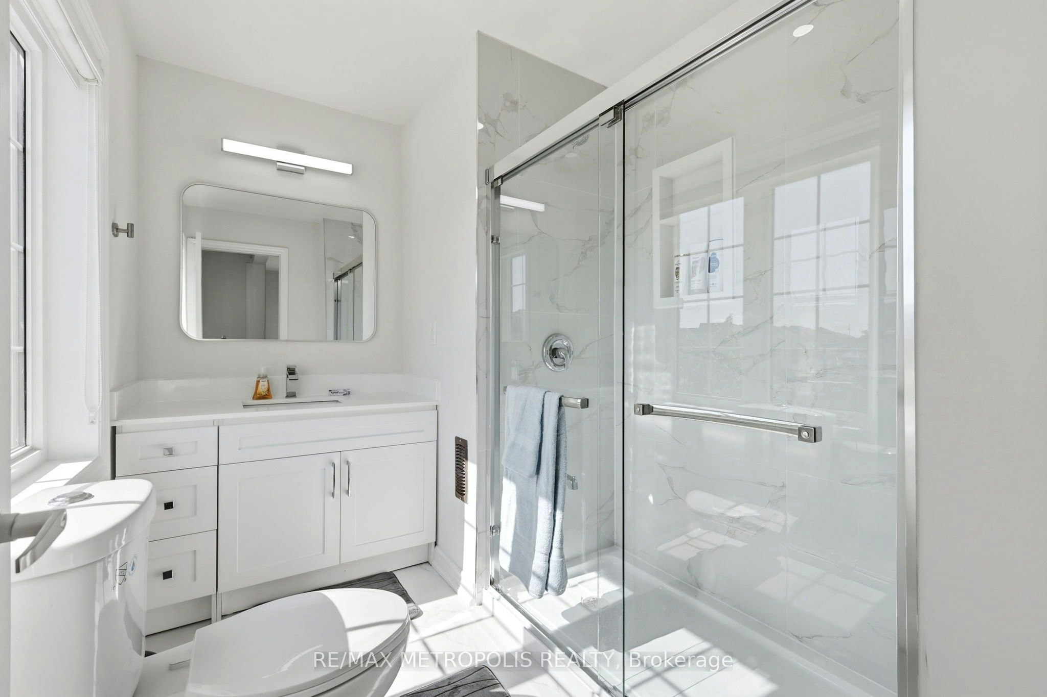 Main & Upper-15 Douglas Kemp Crescent, Clarington, ON, L1C 7E3 - 29