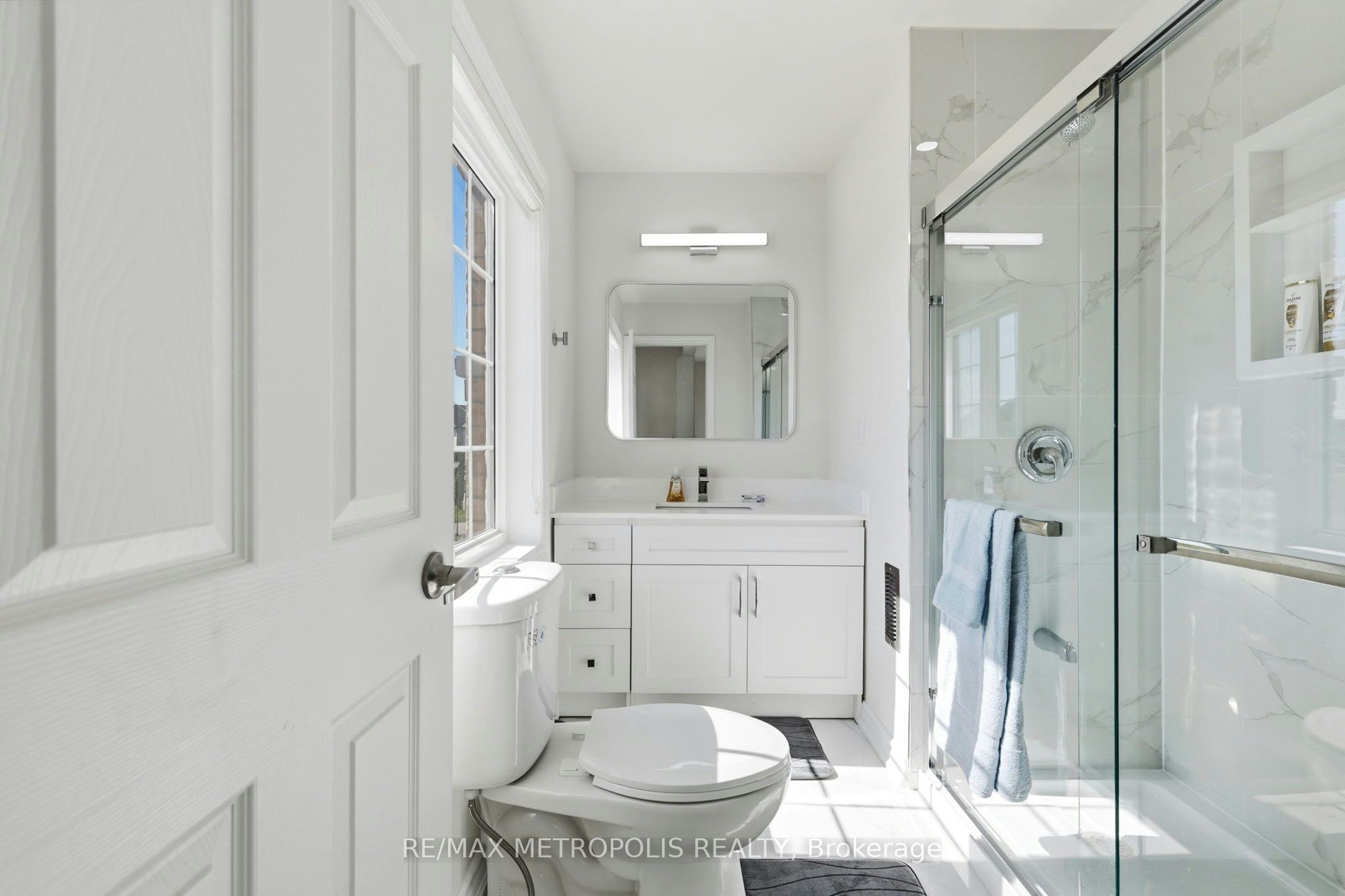 Main & Upper-15 Douglas Kemp Crescent, Clarington, ON, L1C 7E3 - 28