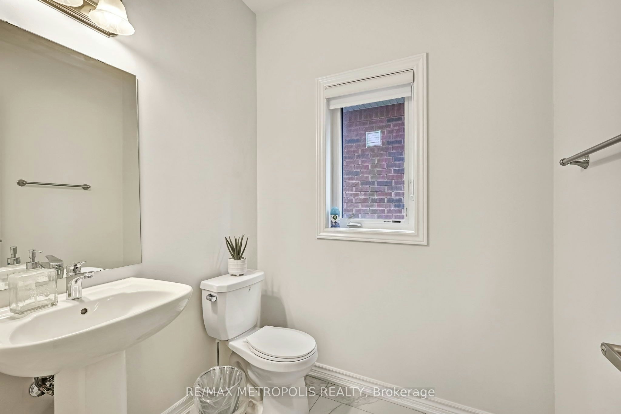 Main & Upper-15 Douglas Kemp Crescent, Clarington, ON, L1C 7E3 - 17