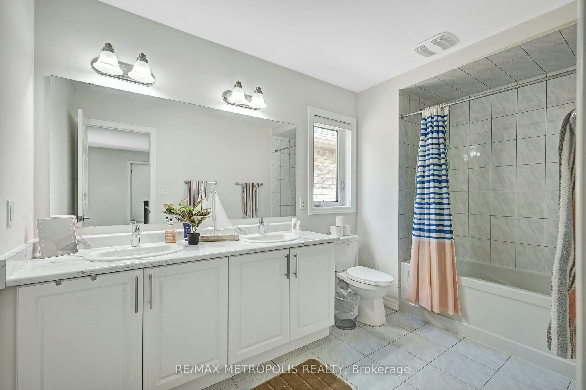 Main & Upper-15 Douglas Kemp Crescent, Clarington, ON, L1C 7E3 - 23