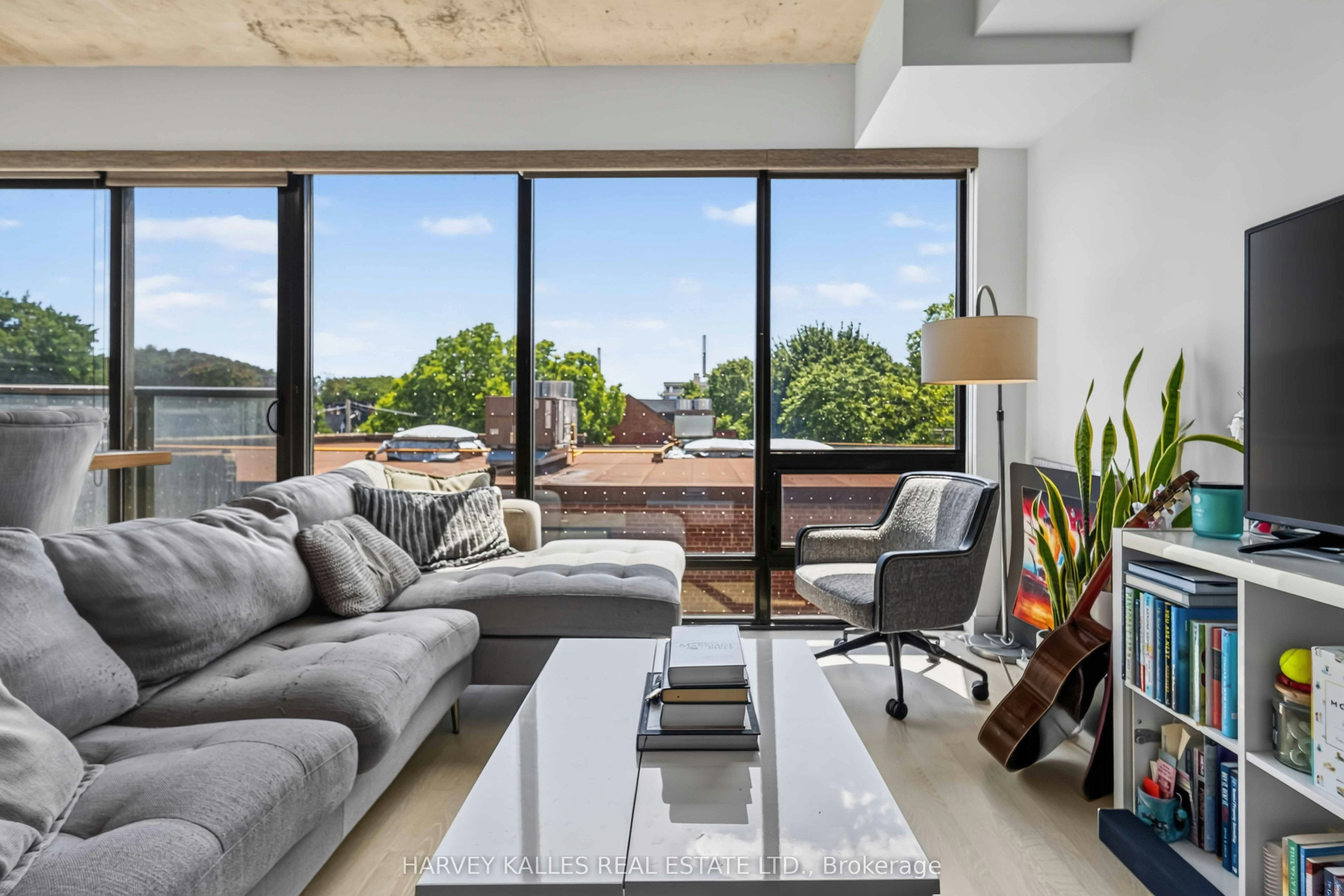 325-246 Logan Avenue, Toronto, ON, M4M 0E9 - 5